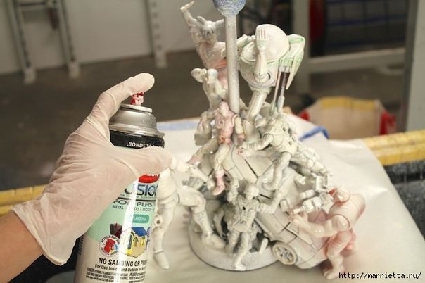 Креативная лампа из детских игрушек.