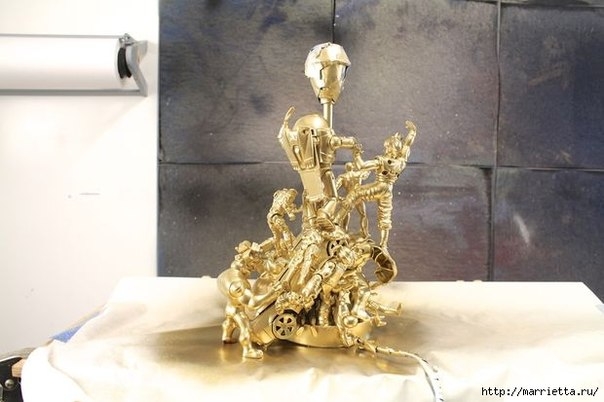 Креативная лампа из детских игрушек.