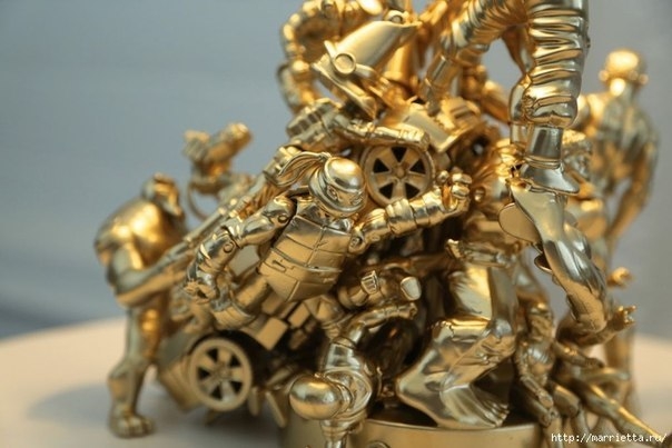 Креативная лампа из детских игрушек.