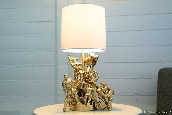 Креативная лампа из детских игрушек.