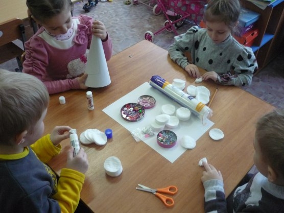 Белоснежная ёлочка из ватных дисков