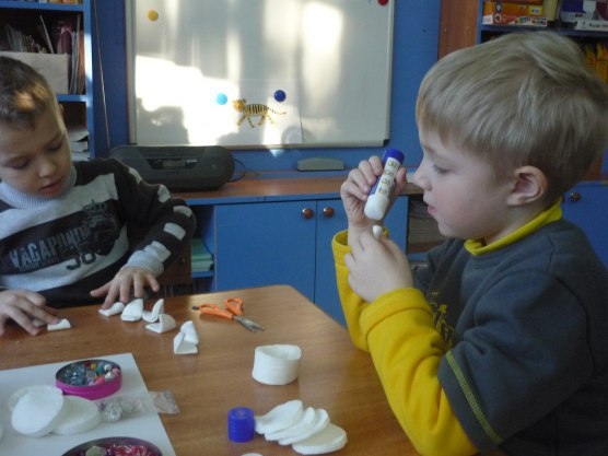 Белоснежная ёлочка из ватных дисков