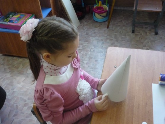 Белоснежная ёлочка из ватных дисков