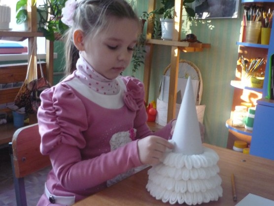 Белоснежная ёлочка из ватных дисков