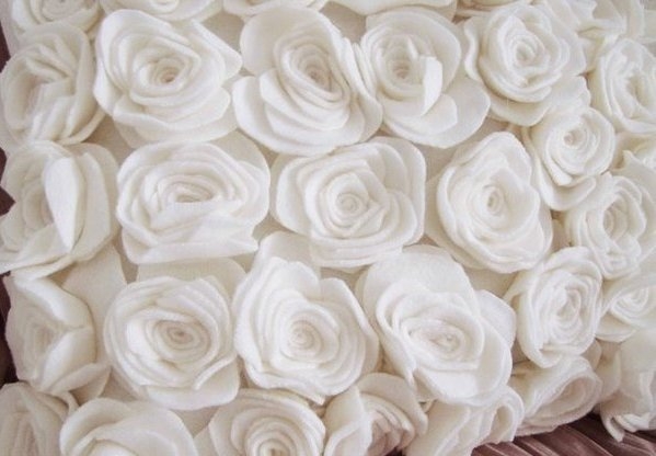 Нежная подушка с флисовыми розами