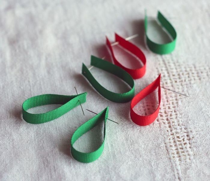 Мастерим елочку из лент. Мастерим елочку из лент.