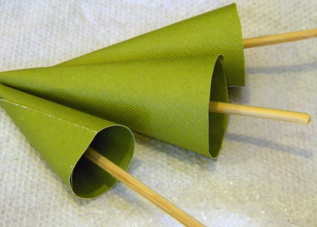 Декор подарка елочками: обмазываем клеем конус и посыпаем солью