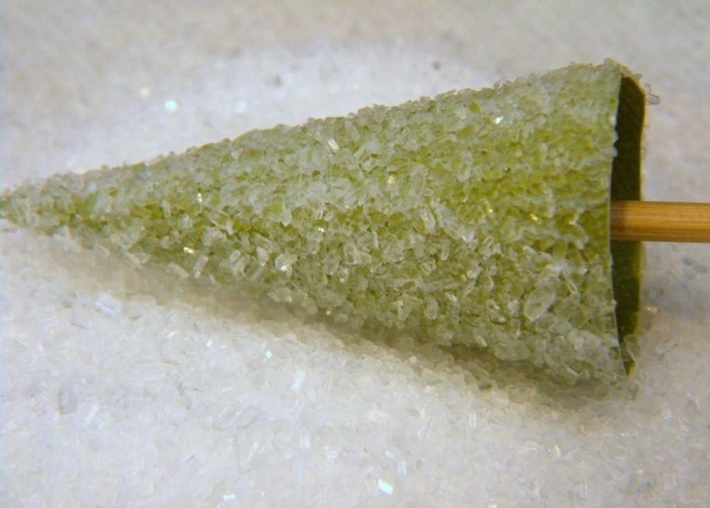 Декор подарка елочками: обмазываем клеем конус и посыпаем солью