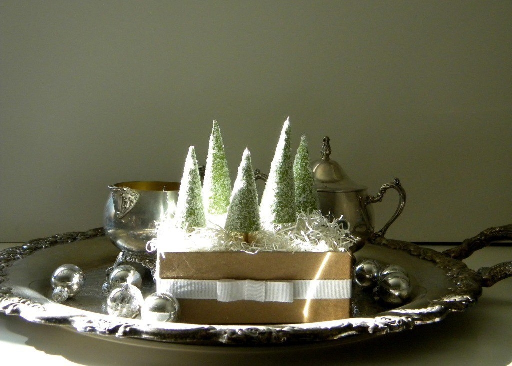 Декор подарка елочками: обмазываем клеем конус и посыпаем солью