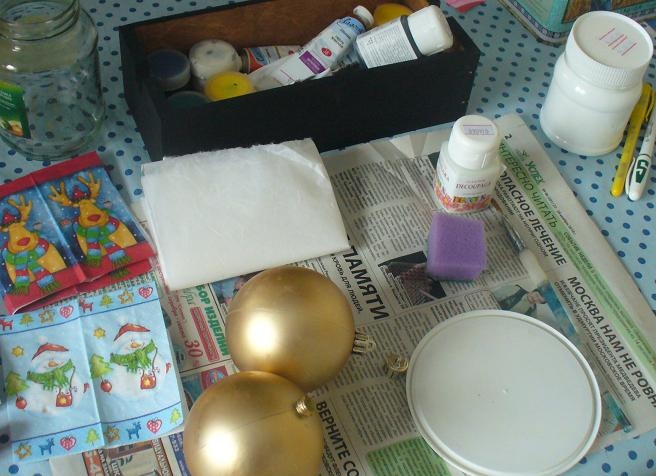 Декупаж елочных шаров. Мастер-класс. Декупаж елочных шаров. Мастер-класс.