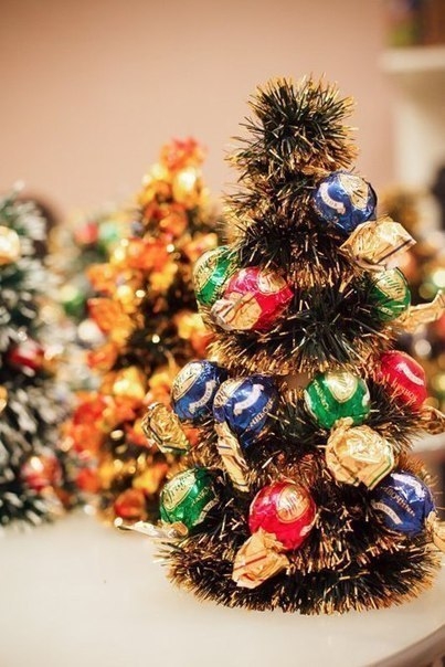Елочка из мишуры и конфет