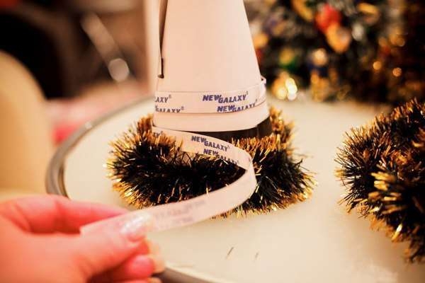 Елочка из мишуры и конфет