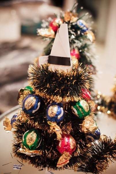 Елочка из мишуры и конфет