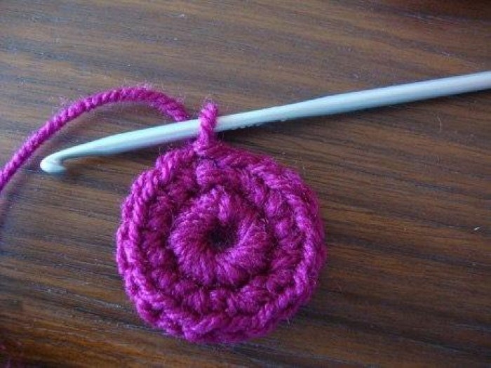 Носочки малышам из остатков пряжи.