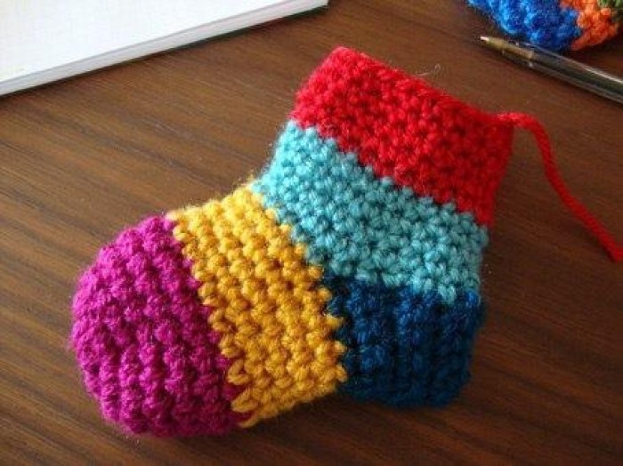 Носочки малышам из остатков пряжи.