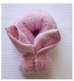 Складываем полотенце в виде зайчика