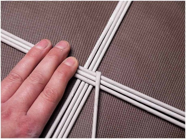 Корзинка из газетных трубочек