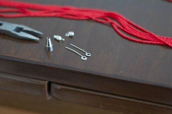 Плетём колье из бисерных нитей Плетём колье из бисерных нитей