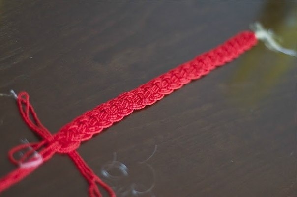 Плетём колье из бисерных нитей Плетём колье из бисерных нитей