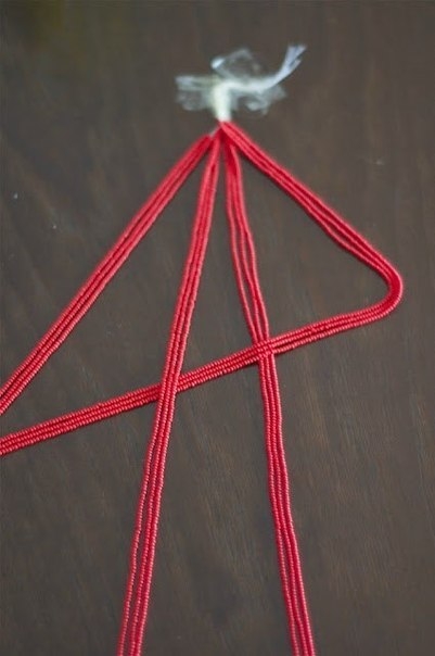 Плетём колье из бисерных нитей Плетём колье из бисерных нитей