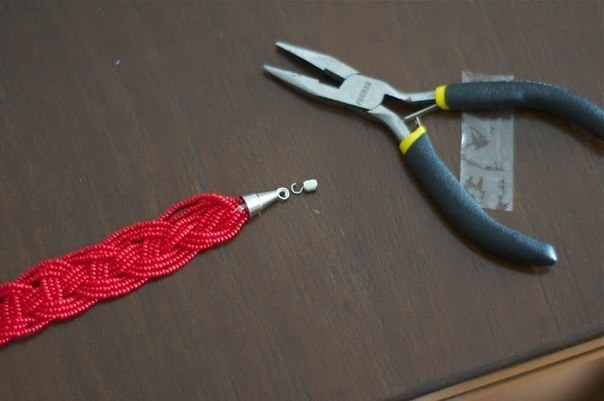 Плетём колье из бисерных нитей Плетём колье из бисерных нитей