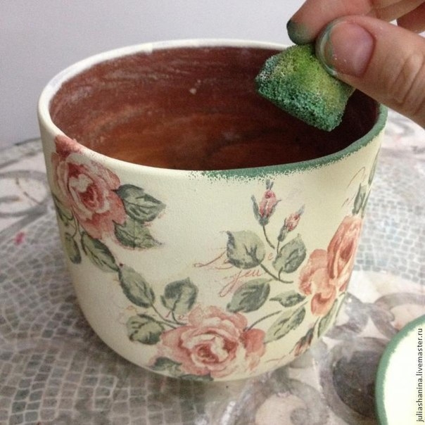 Декорируем цветочный горшок в технике декупаж
