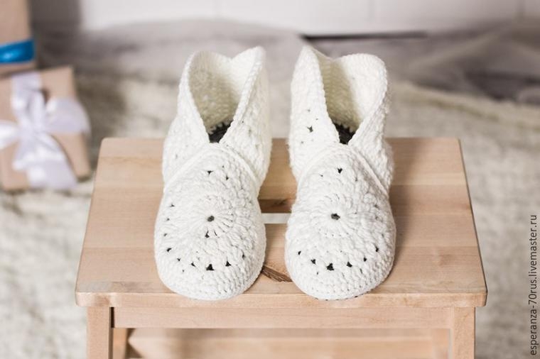 Вяжем крючком уютные комнатные тапочки-сапожки.