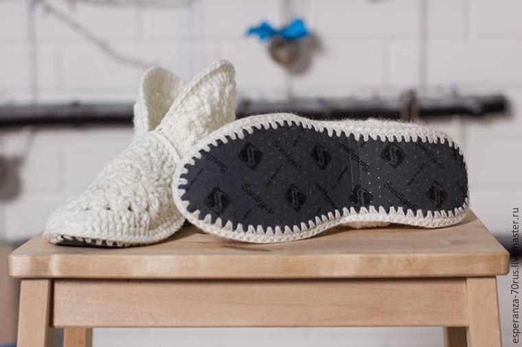 Вяжем крючком уютные комнатные тапочки-сапожки.