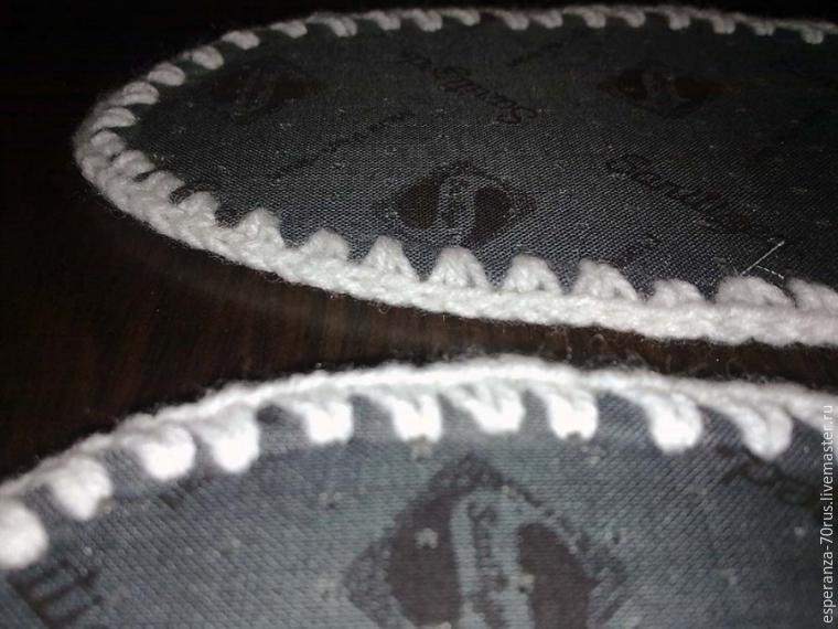 Вяжем крючком уютные комнатные тапочки-сапожки.