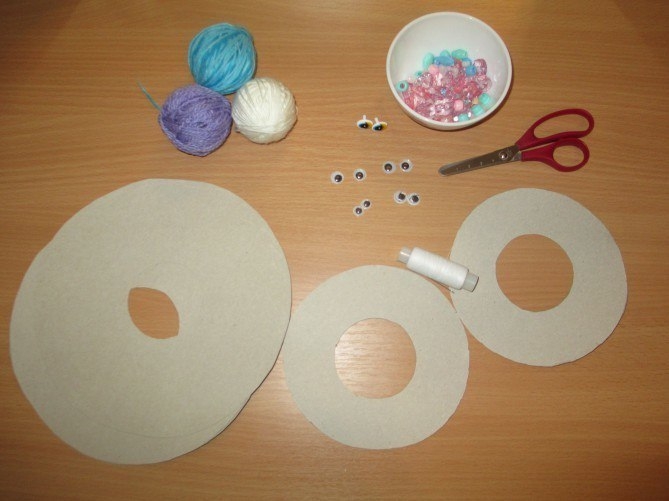 Для изготовления веселой новогодней снежинки нам понадобятся: