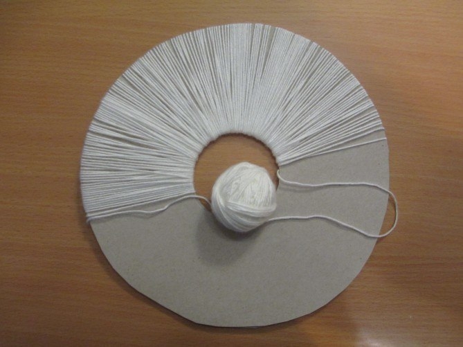 Для изготовления веселой новогодней снежинки нам понадобятся: