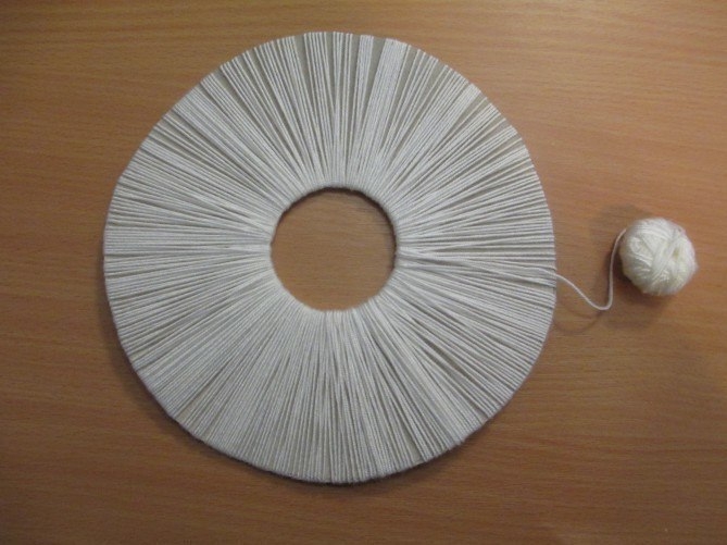 Для изготовления веселой новогодней снежинки нам понадобятся: