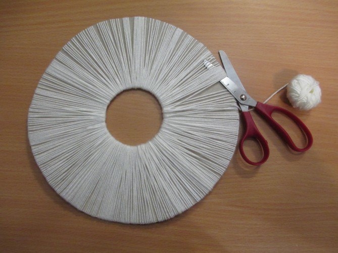 Для изготовления веселой новогодней снежинки нам понадобятся: