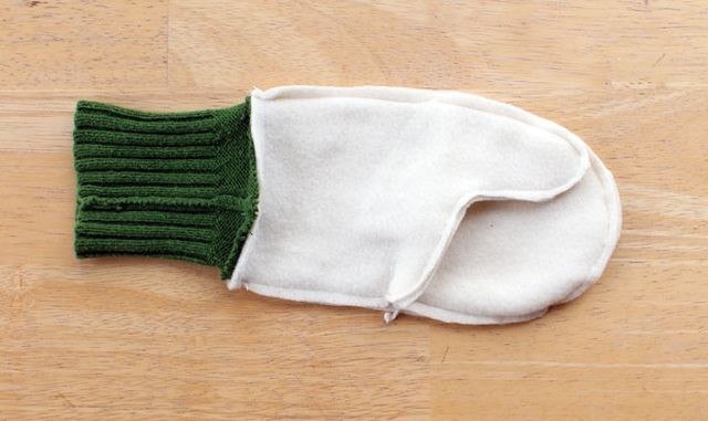 Тёплые рукавички из старых свитеров