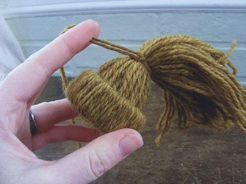 Славные шапочки из ниток для декора