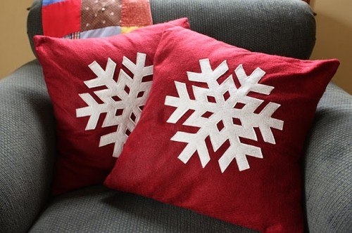 Декорируем подушку снежинками из фетра