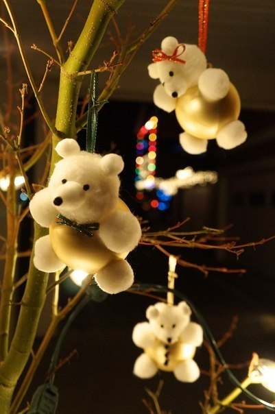 Мишка из елочного шара и ваты