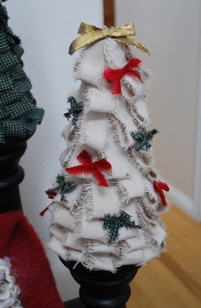 Топиарии-ёлочки из лент Топиарии-ёлочки из лент