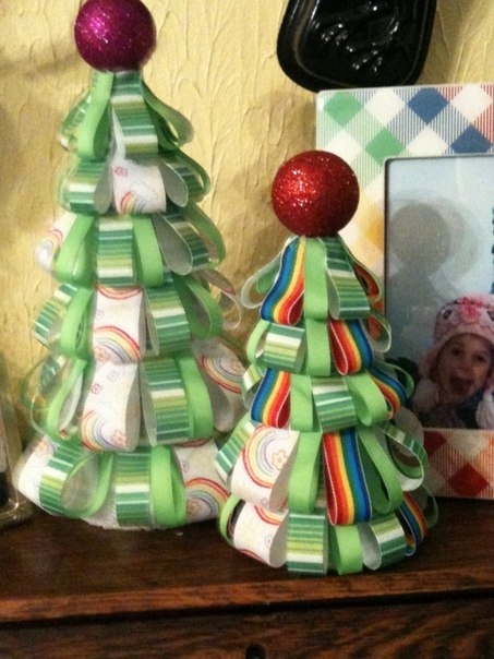 Топиарии-ёлочки из лент Топиарии-ёлочки из лент
