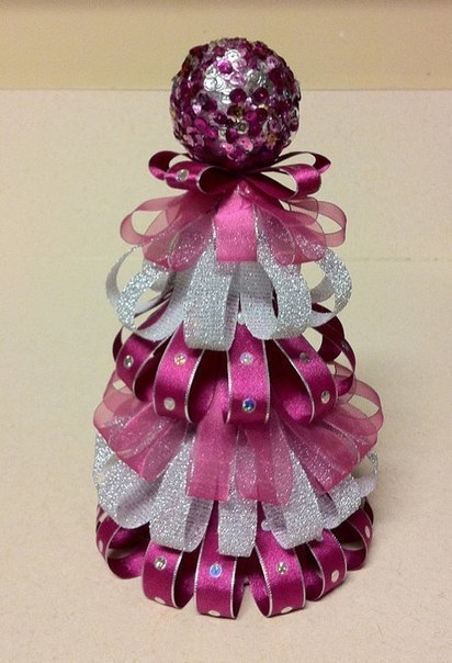 Топиарии-ёлочки из лент Топиарии-ёлочки из лент