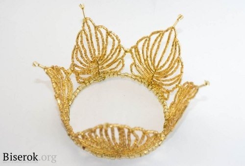 Золотая корона из бисера