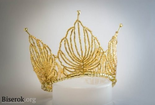 Золотая корона из бисера