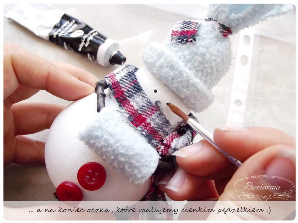 Снеговик из перегоревшей лампочки. Мастер-класс.