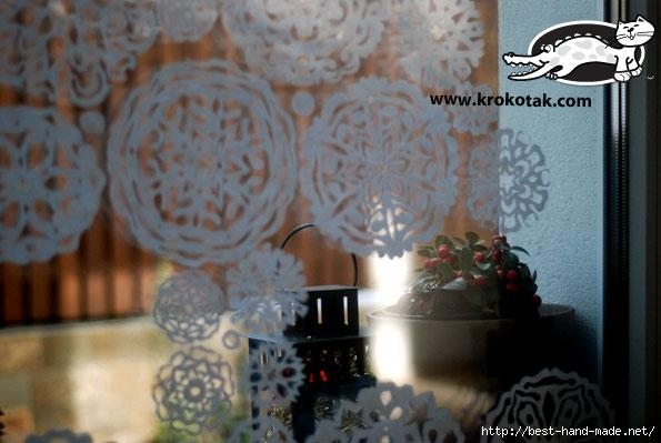 Елка из бумажных снежинок для декорирования окна. Мастер-класс