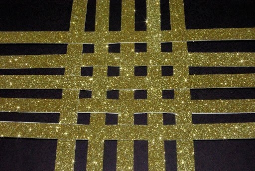 Объемная снежинка-верхушка на елку из красивых лент.