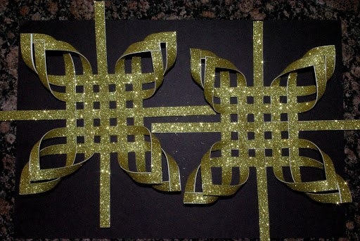 Объемная снежинка-верхушка на елку из красивых лент.