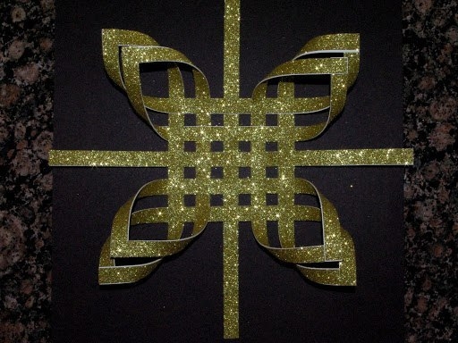 Объемная снежинка-верхушка на елку из красивых лент.