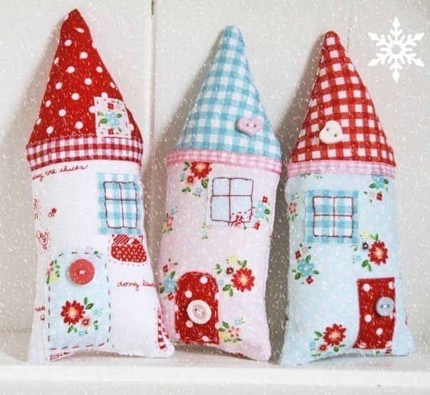 Новогоднюю елку можно украсить шитыми домиками.