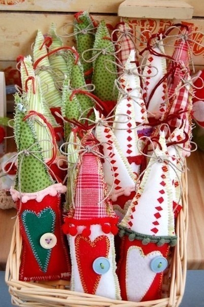 Новогоднюю елку можно украсить шитыми домиками.