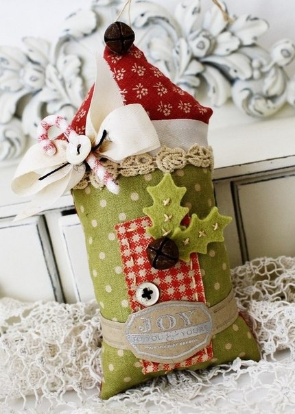 Новогоднюю елку можно украсить шитыми домиками.